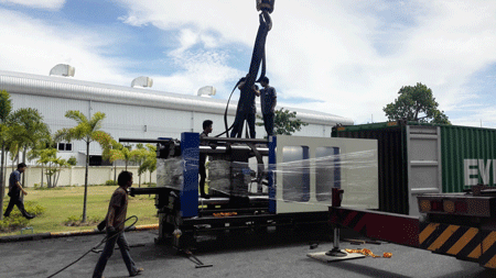 Injection molding machine unloading in oversea